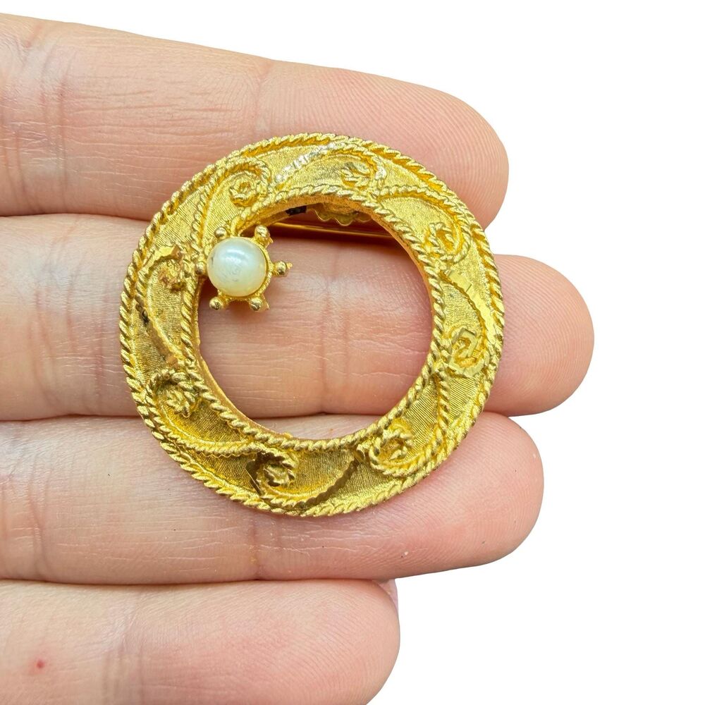 Manselle Signed Vintage Gold Tone Filigree Design Round Open Circle Brooch Pin